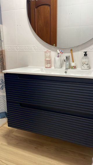 Mueble de baño azul marino con lavabo blanco
