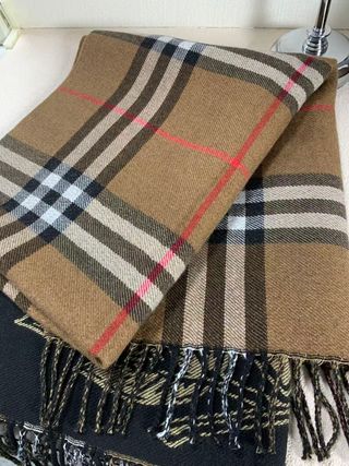 Bufanda Burberry Beige y Negra