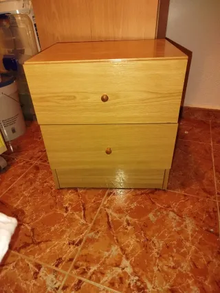 Mesita de noche de madera