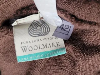 Maglia lunga in lana merino . Colore marrone