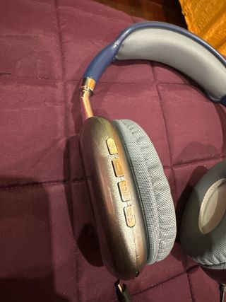 Auriculares Bluetooth Azul y Plateado.