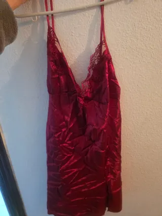 Lencería de satén roja con encaje