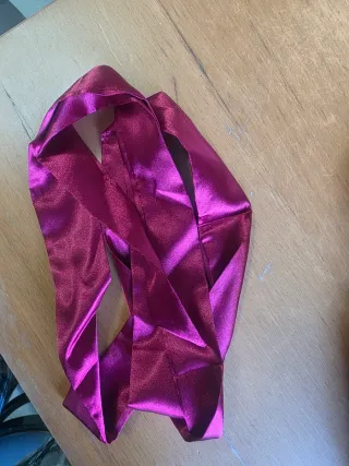 Lencería de satén roja con encaje