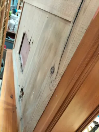 Chinero de pino con puertas de cristal