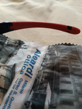 Occhiali da sole per bambini nuovi mai usati