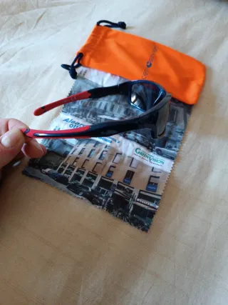 Occhiali da sole per bambini nuovi mai usati