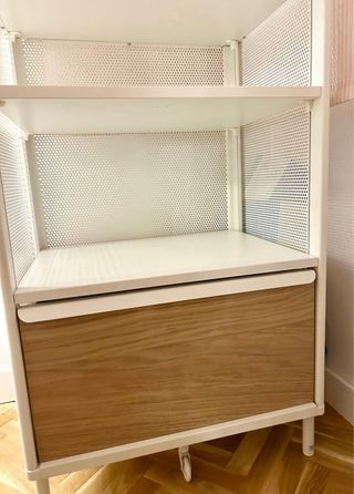 Estantería de IKEA, modelo Bekant, blanca y madera