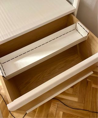 Estantería de IKEA, modelo Bekant, blanca y madera