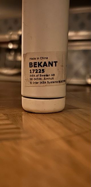 Estantería de IKEA, modelo Bekant, blanca y madera