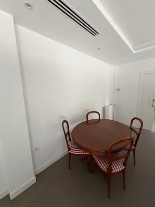 Conjunto comedor mesa madera maciza. Negociable €