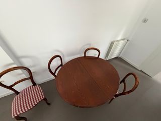 Conjunto comedor mesa madera maciza. Negociable €