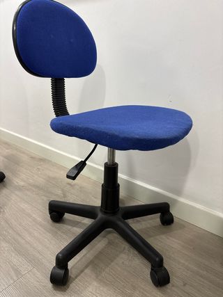 Silla de oficina azul con ruedas