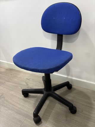 Silla de oficina azul con ruedas