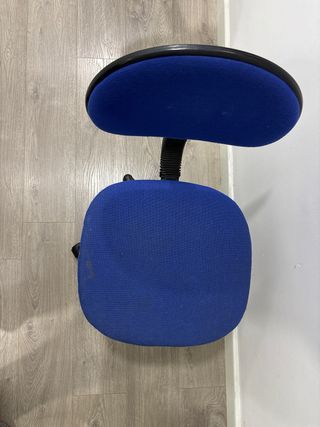 Silla de oficina azul con ruedas