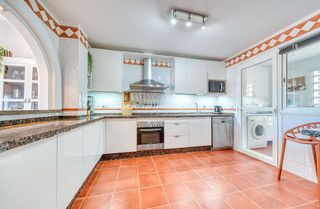 Casa adosada en venta en Puerto de la Duquesa en Manilva