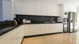 Casa pareada en venta en Puerto de la Duquesa en Manilva