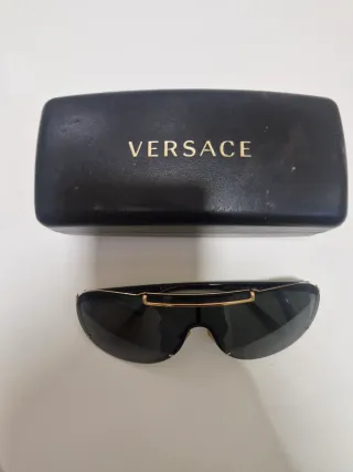 Gafas de sol Versace negras y doradas