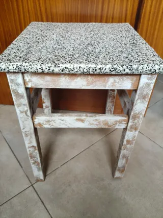 Taburete de madera con asiento estampado