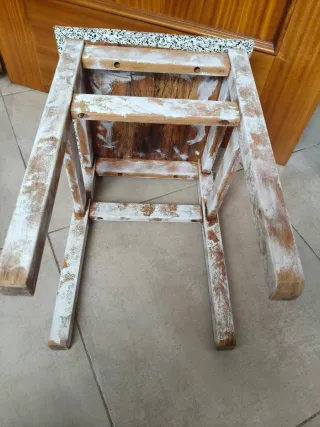 Taburete de madera con asiento estampado