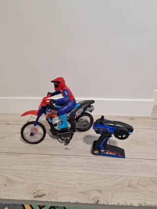 Moto teledirigida que echa humo