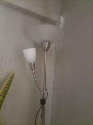 Lámpara de pie moderna plateada y blanca