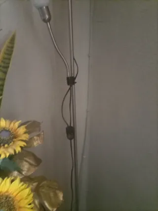 Lámpara de pie moderna plateada y blanca