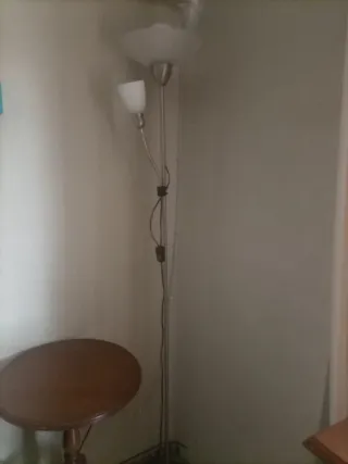 Lámpara de pie moderna plateada y blanca