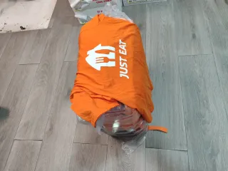 Mochila térmica Just Eat naranja y camiseta L