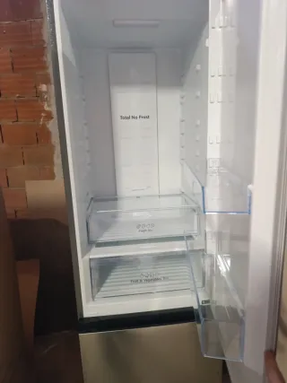 Frigorífico Hisense plateado para reparar o piezas