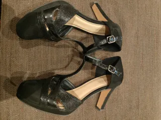 Zapatos de tacón negros AXEL ARIGATO