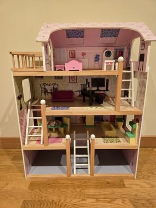 Casa de muñecas de madera con muebles