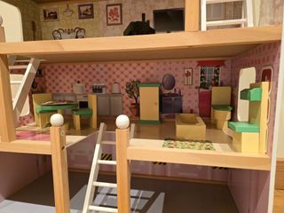 Casa de muñecas de madera con muebles