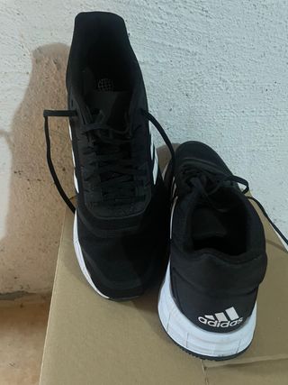 Zapatillas Adidas Negras y Blancas