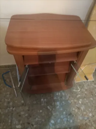Mesa de madera marrón