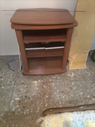 Mesa de madera marrón