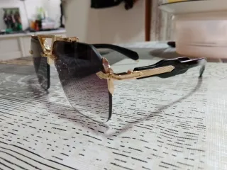 Gafas de sol vintage doradas y negras