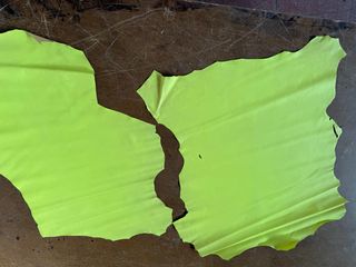 Piel acabada color amarillo fluor