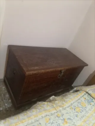 Arcón antiguo tallado