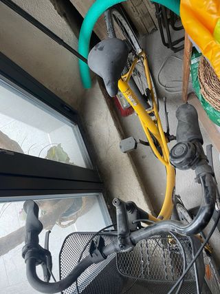 Bicicleta de paseo amarilla clasica