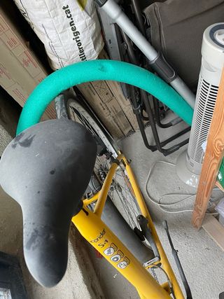 Bicicleta de paseo amarilla clasica