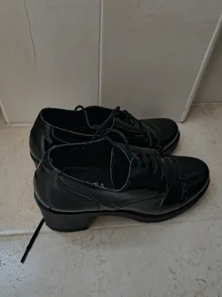 Zapatos negros charol cordones