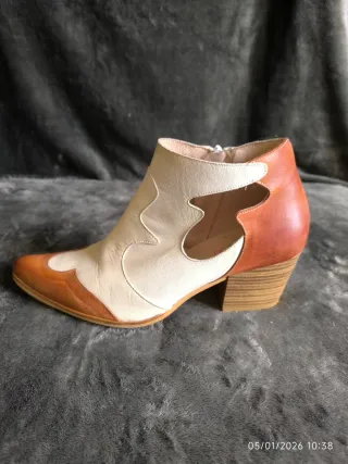 Botines de piel beige y marrón