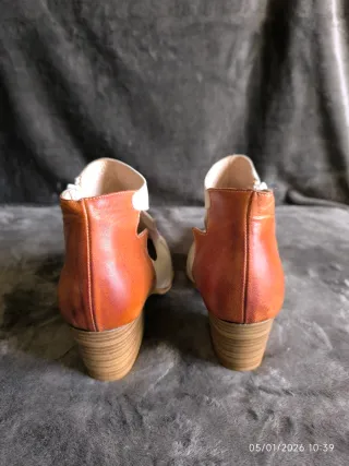 Botines de piel beige y marrón