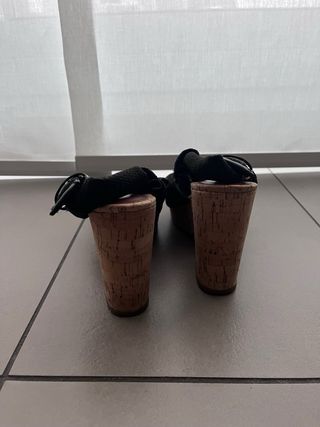 Sandalias Bimba y Lola Cuña Negro y Marrón