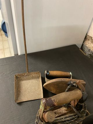 Plancha antigua y recogedor