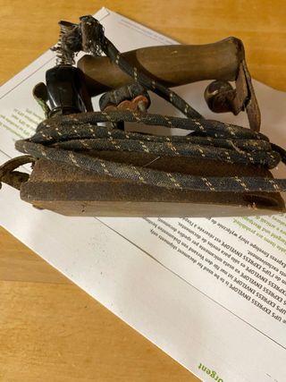 Plancha antigua y recogedor