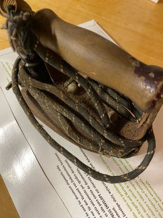 Plancha antigua y recogedor