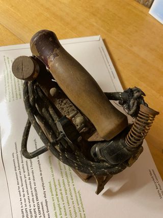 Plancha antigua y recogedor