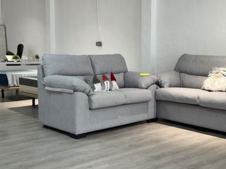 SOFÁ NUEVO de 2 plazas en gris.