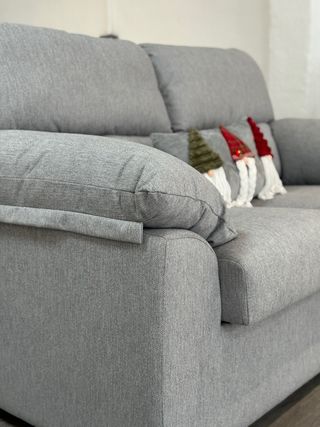 SOFÁ NUEVO de 2 plazas en gris.